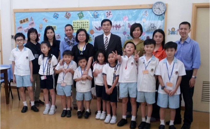 Mr Ricky Wong, Managing Director of Wheelock Properties, (back row, fourth from right) took a group photo with students and representatives from ‘Playtao Foreverland’ and our volunteers.