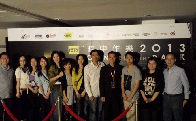 會德豐地產常務董事黃光耀先生(右五)與一眾同事及五育中學同學出席支持《暗中作樂2013》聲演會，並與香港社會創投基金創辦人及行政總裁魏華星先生(右四)合照。