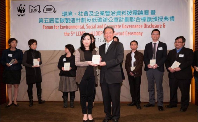 会德丰地产助理总经理(市务)何咏仪小姐(左一)代表本公司接受低碳办公室计划(LOOP)黄金标籤认证奖状。