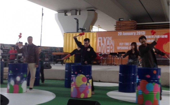 「反转天桥底」的起动仪式邀得敲击乐队四击头与香港青年协会的一众成员为场地揭开序幕。起动九龙东副专员李启荣(右一)及嘉宾一同参与以弃置油罐改装而成的乐器演奏。