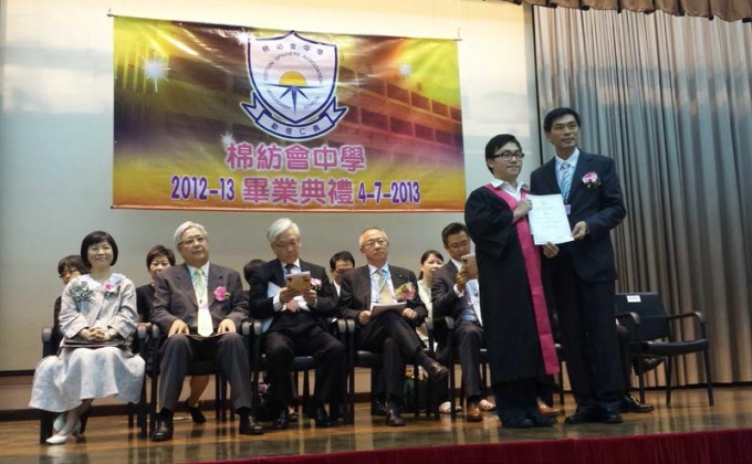 會德豐地產常務董事黃光耀頒發學科獎予棉紡會中學的應屆畢業同學。