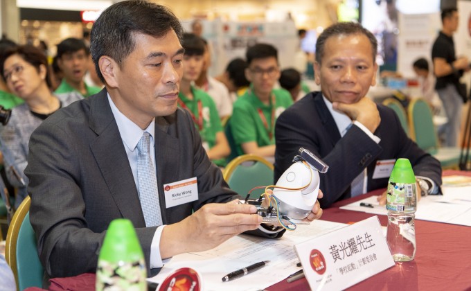 Mr. Ricky Wong, Managing Director of Wheelock Properties, was one of the judges to assess the student inventions. 
