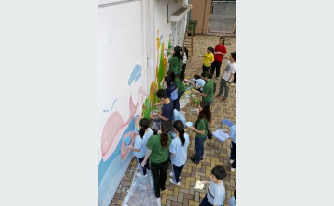 各義工及同學細心繪畫壁畫，美化校園。