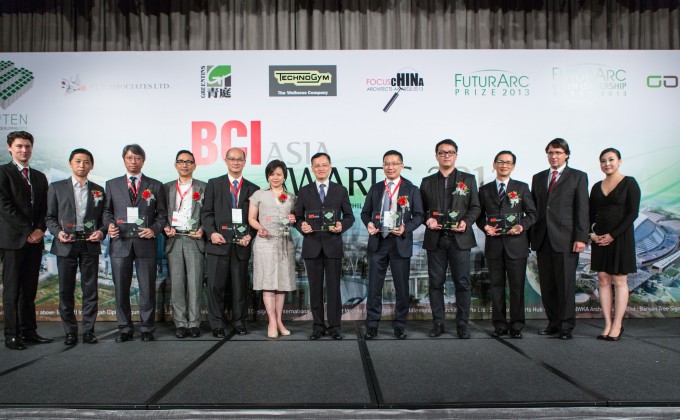 會德豐地產總經理(工程管理)陳國賢(右三)代表集團領取 BCI Asia的2013「十大地產發展商」獎項。