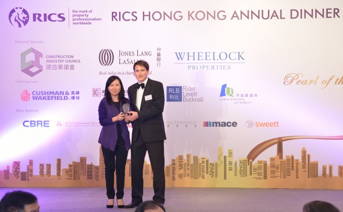 会德丰地产为本年度英国皇家特许测量师学会(RICS)举办的2013 年香港年度大奖颁奖礼的钻石赞助机构，并获颁赠「最佳服务社群」优异奖。