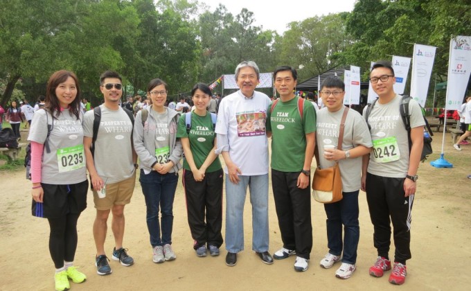 会德丰地产常务董事黄光耀先生(右三)与集团义工一同支持善宁会的「登山善行2015」，并与嘉宾财政司司长曾俊华先生合照。