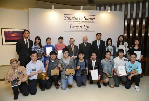 Mr. Douglas Woo, Vice Chairman & Managing Director (first from Left on 2nd row), Mr, Stewart Leung, Chairman (fifth from Left on 2nd row),Mr. Ricky Wong, Managing Director of Wheelock Properties (fourth from Right on 2nd row) and Mr. Edward Stokes (fifth from Right on 2nd row) presented the awards to winners.
