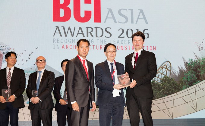 會德豐地產連續第五年榮獲 BCI Asia Awards 2016 的「Top 10 Developers」獎項，會德豐營業部高級經理梁秉權先生(圖中)代表領獎。