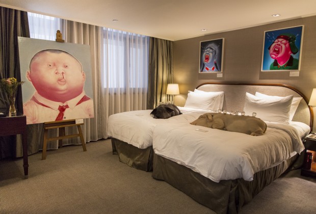 马哥孛罗香港酒店房间内展示不同类型的当代艺术品。