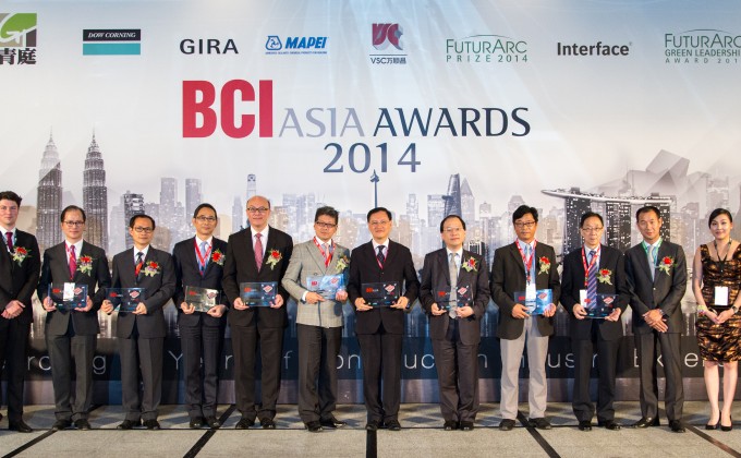 會德豐地產高級經理(營業)梁秉權先生(右四)代表集團領取 BCI Asia Awards 2014 的「Top 10 Developers」獎項。