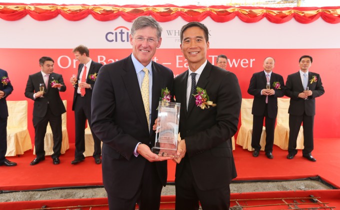 Mr. Douglas Woo, Chairman & Managing Director of Wheelock and Company presents a souvenir to Mr. Mike Corbat, Chief Executive Officer of Citi