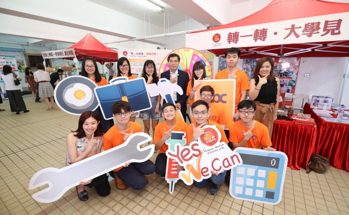 Mr Ricky Wong (Back row, fourth from the left), Managing Director of Wheelock Properties visits the booth set up by recipients of Project WeCan Scholarship. 