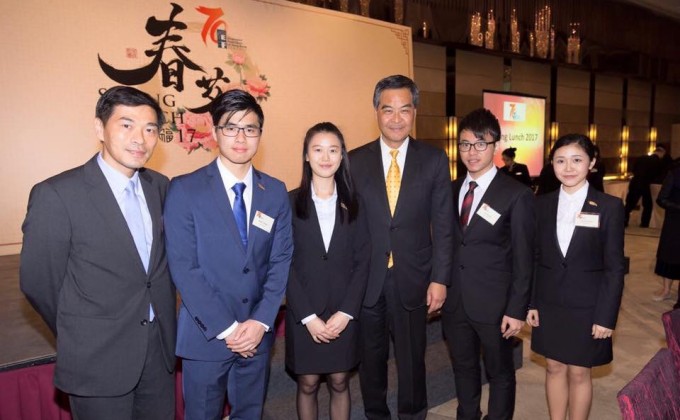 香港特别行政区行政长官梁振英先生（右三）和会德丰地产常务董事黄光耀先生（左一）跟「学校起动」计划校友在活动中留影。
