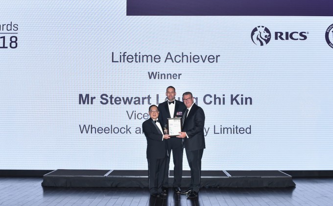 会德丰地产主席梁志坚先生于「2018 年 RICS 香港年度大奖」获颁最高荣誉的「终身成就奖」。