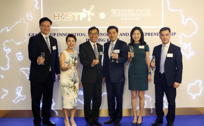 Raymond Wong, Head of Investment of HKSTP, Jojo Cheung, CMO of HKSTP, Albert Wong, CEO of HKSTP, Ricky Wong, Managing Director of WPL, Cello Chan, AGM (Project Marketing) of WPL and Peter Mok, Head of Incubation Programme of HKSTP raised a toast. 