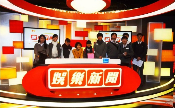 有线娱乐新闻台的主播与五育中学的同学分享工作经验。