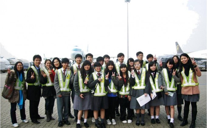 香港空運貨站的同事與與五育中學的師生在貨運停機坪歡愉合照。