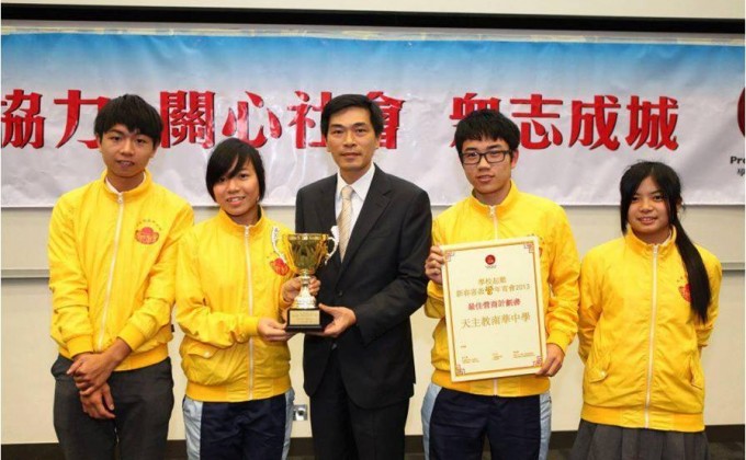 會德豐地產常務董事黃光耀先生頒發最佳營商計劃書奬及最佳攤位佈置奬予天主 教南華中學。