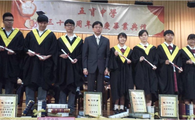 五育中學特別邀請食物及衛生局局長高永文醫生 BBS 太平紳士頒發畢業文憑予畢業同學。