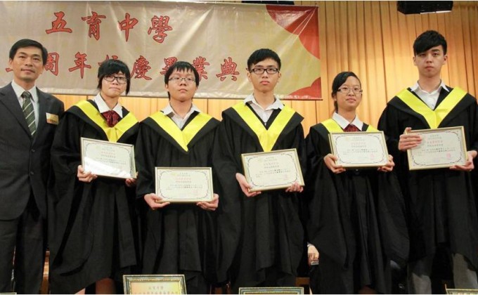 會德豐地產常務董事黃光耀先生(左一)頒發學料成績優異獎予畢業同學。