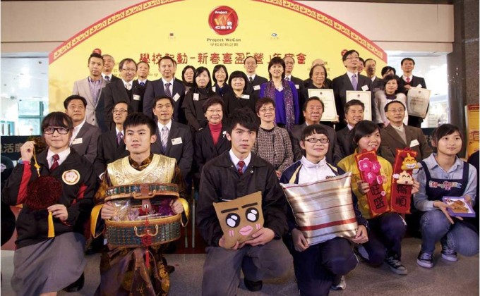 出席「学校起动」新春喜盈「营」年宵会开幕礼的嘉宾丶校长及学生代表合照。