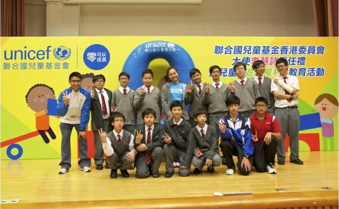 五育中学的学生喜与伦奥单车铜牌得主李慧诗小姐合照。