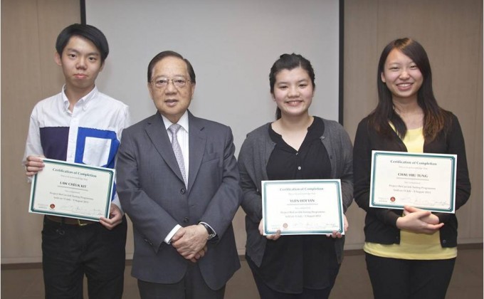 會德豐地產主席梁志堅先生(左二)頒發「職場體驗影子計劃」結業證書予五育中學。
