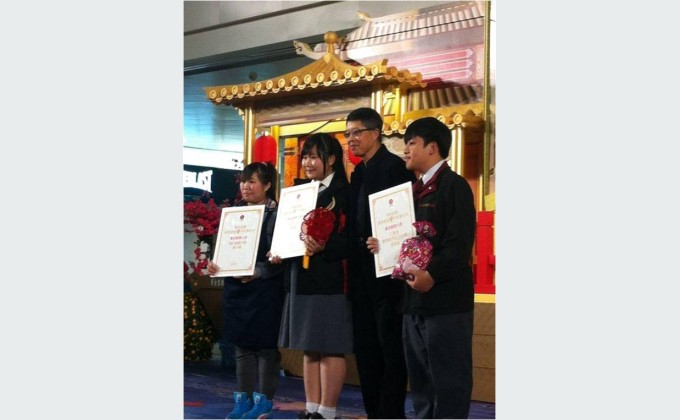 九龙仓副主席兼常务董事吴天海先生(右二)为特别嘉宾， 颁发「最佳服务大使」奖状予三位得奖同学。