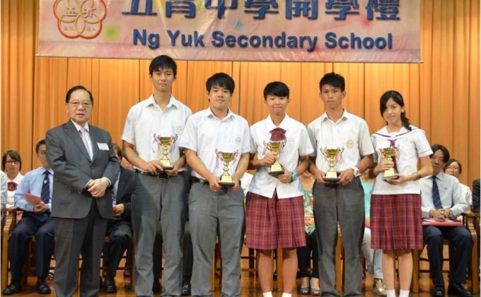 會德豐地產主席梁志堅先生(左一)在開學禮上頒發 2012-2013 年度「會德豐傑出體藝成就獎」予得獎的五名同學。