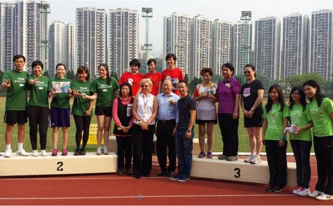 會德豐地產常務董事黃光耀先生(後排左一) 及執行董事兼集團財務總監徐耀祥先生(前排右二)與女子 4X100 米接力賽勝出隊伍合照。