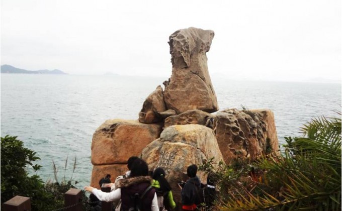长洲沿途所见的奇岩怪石，令人赞叹大自然的鬼斧神工。