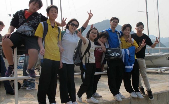 会德丰地产义工与五育中学的划艇队一同参观「香港游艇会」的划艇中心，分享活 动的乐趣。