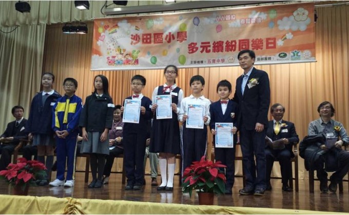 會德豐地產常務董事黃光耀(右一)頒獎予英文寫作比賽的得獎同學，鼓勵同學繼續努力學習。