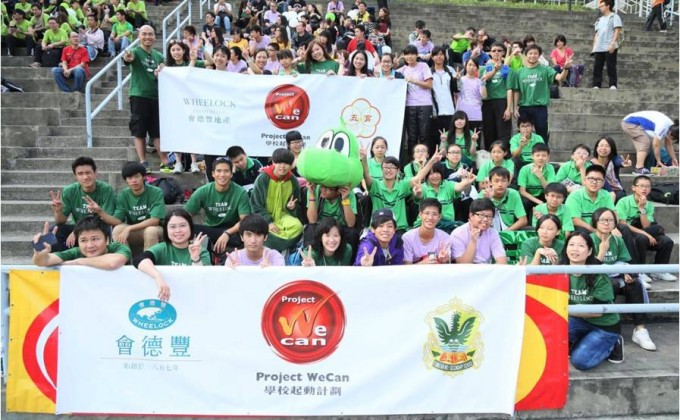会德丰义工团队与夥伴学校五育中学及凤溪第一中学的师生完成竞技比赛後，一起 欢呼。
