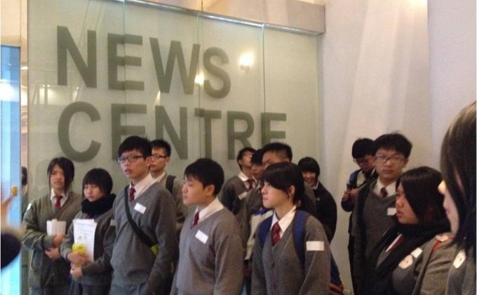 五育中学的同学到访有线新闻台，细心聆听职员的讲解。