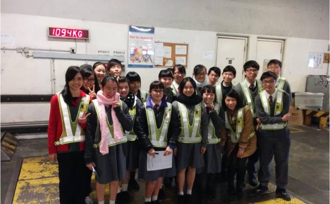 五育中学的老师及同学首次到访香港空运货站，心情紧张愉快。