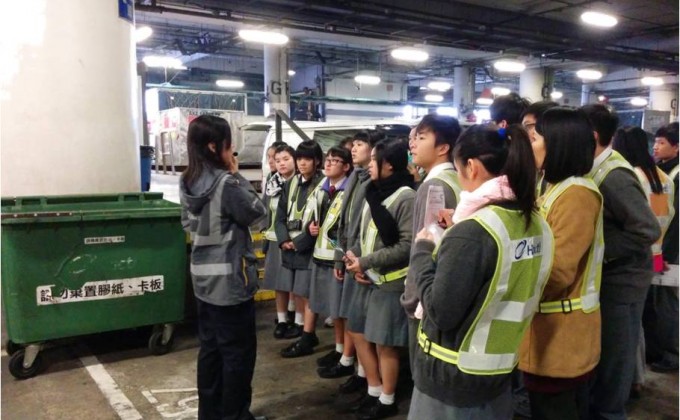 五育中学的同学专注聆听香港空运货站职员讲解空运文件处理及物流支援服务。