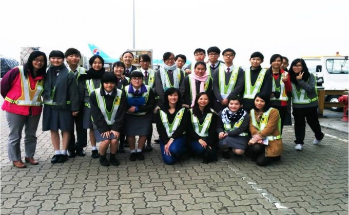会德丰地产义工与五育中学的师生在货运停机坪欢愉合照。