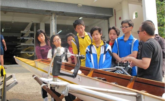 「香港遊艇會」划艇中心的負責人為五育中學的師生詳細講解划艇活動的技巧。