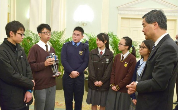 活动期间，学生与香港行政长官梁振英先生细述自己的个人体验及经历。