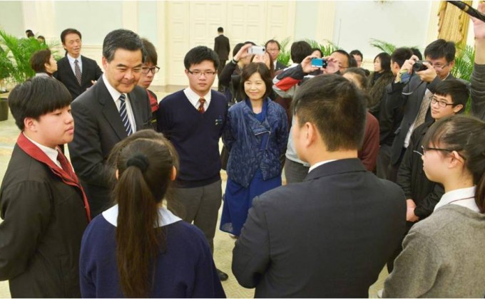 香港行政长官梁振英先生细心耹听学生的分享。