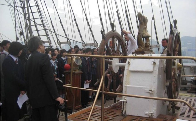 集团特别安排参与「学校起动」计划的中学优先参观停泊在海港城的最大古帆船 「谢多夫」号（Sedov），各校出席师生细心聆听导赏员的讲解。