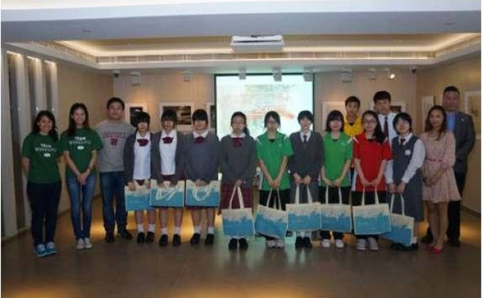 會德豐地產義工與「五育中學」的師生一同參觀「薩凡納藝術設計學院」(SCAD) 的藝術作品展。
