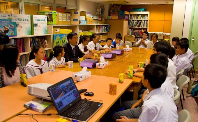会德丰地产常务董事黄光耀先生与五育中学学生分享集团在企业社会责任及学校起动计划的成果。 