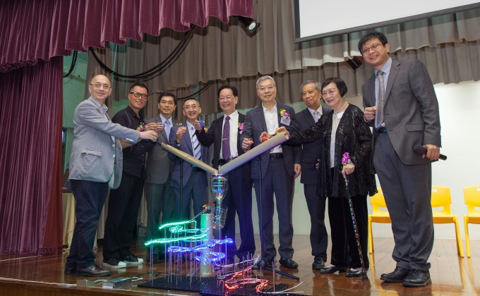 Mr. Ricky Wong, Managing Director of Wheelock Properties (Third from the left)  officiates the Maker Day 2017 of Lok Sin Tong Yu Kan Hing Secondary School with other guests. 