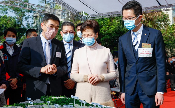會德豐地產有限公司黃光耀常務董事向香港特別行政區行政長官林鄭月娥女士介紹「樂善村」的模型