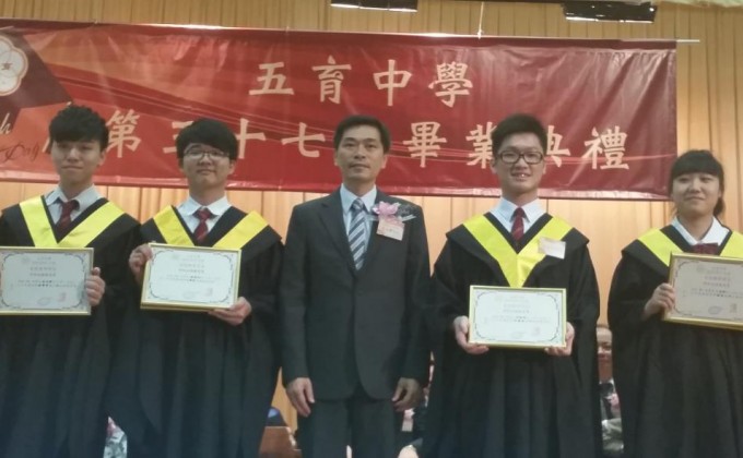 會德豐地產常務董事黃光耀先生 (左三 ) 頒發畢業證書予應屆畢業生。