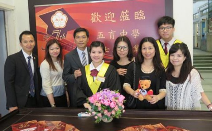 會德豐地產常務董事黃光耀先生 (左三 )、五育中學連鎮邦校長 (左一 )及 義工們與畢業同學合照 。