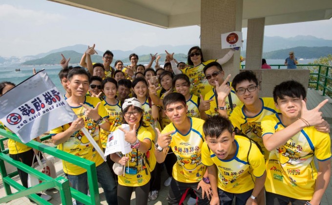 會德豐地產常務董事黃光耀先生(前排左一)與「學校起動」計劃的師生穿著「香港海洋日」的活動恤衫，為海洋保育出一分力。