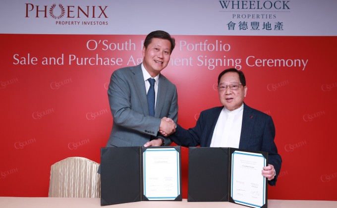 豐泰地產投資管理合夥人暨投資長朱惠德先生(左)及會德豐地產主席梁志堅先生(右)簽署澳南商場組合買賣合約。